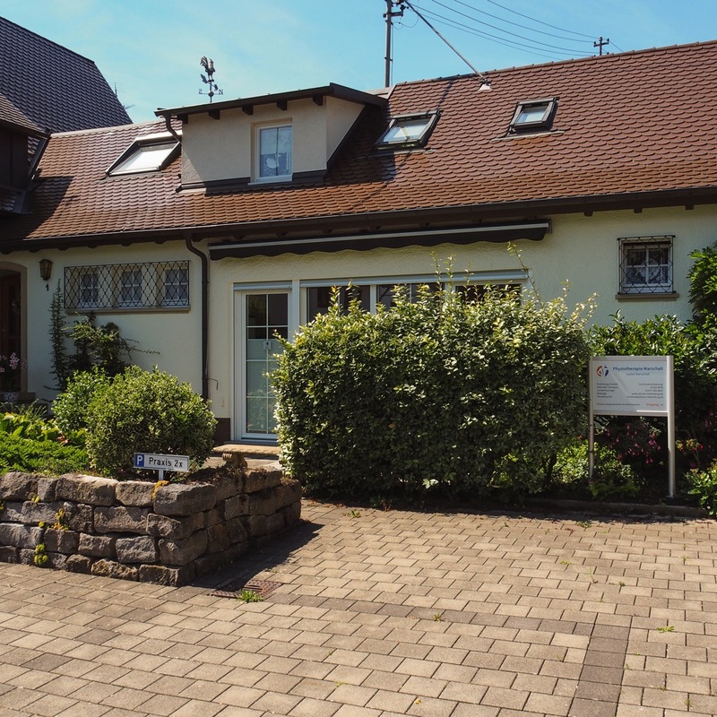 Außenansicht mit Parkplätzen